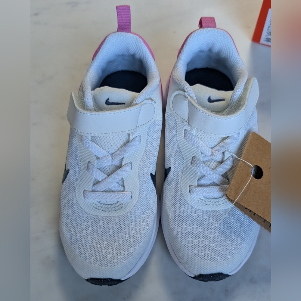 Nike Kids Revolution size 10 Pink and White - Picture 4 of 8